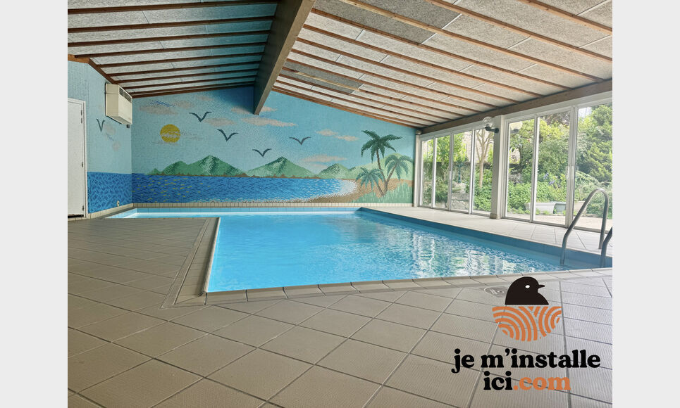 Villa de caract&egrave;re   251 m2 habitables   Piscine int&eacute;rieure : Photo 1